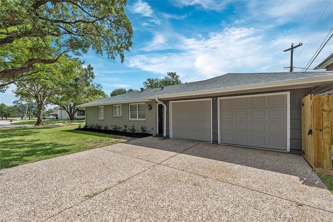 Building Photo - 3827 Linkview Dr