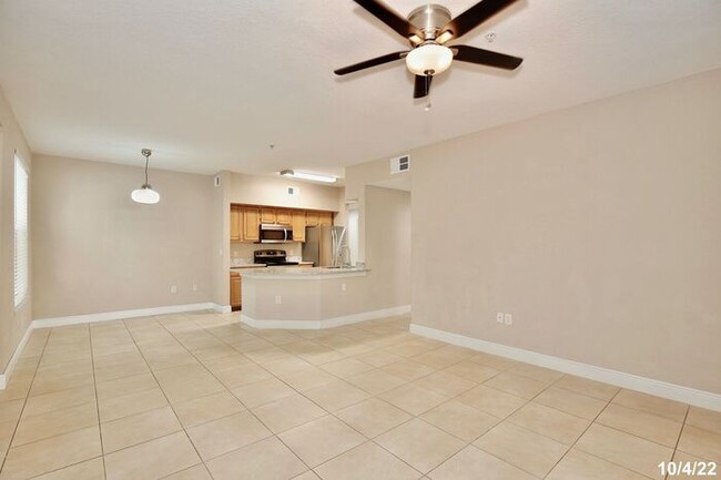 Building Photo - Beautiful 3/2 Spacious Condo with Lawn Car...