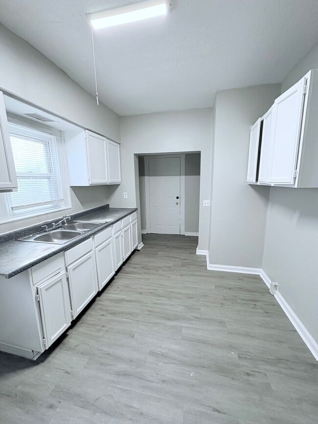 Building Photo - Charming 4-bedroom, 1-bathroom home located in the vibrant city of Cleveland