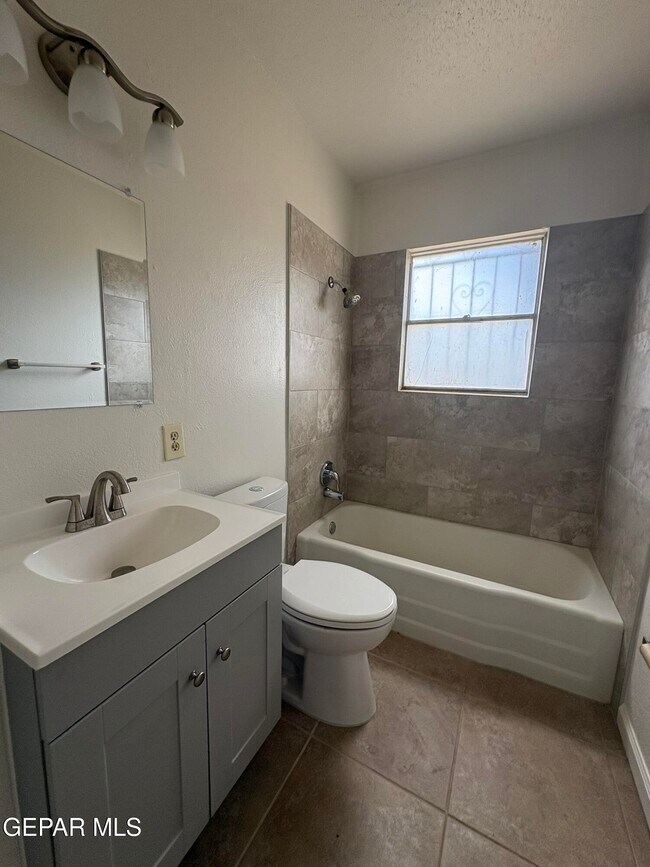 Building Photo - 4900 Debeers Dr