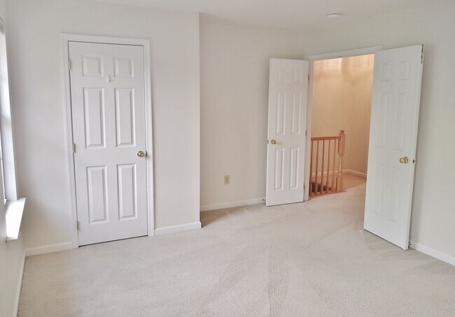 Building Photo - 3 Bed / 2 Bath Single Family Townhome