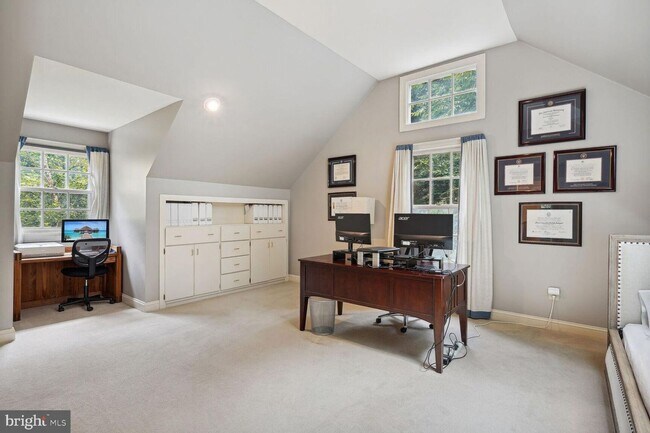 Building Photo - 5 Bed 4.5 Bath - Bethesda len Echo Heights...