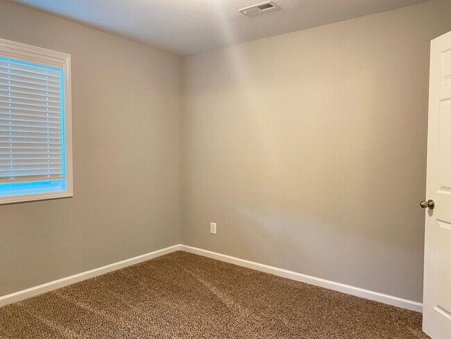 Building Photo - Brand New 2 Story Duplex!!  Close to Downt...