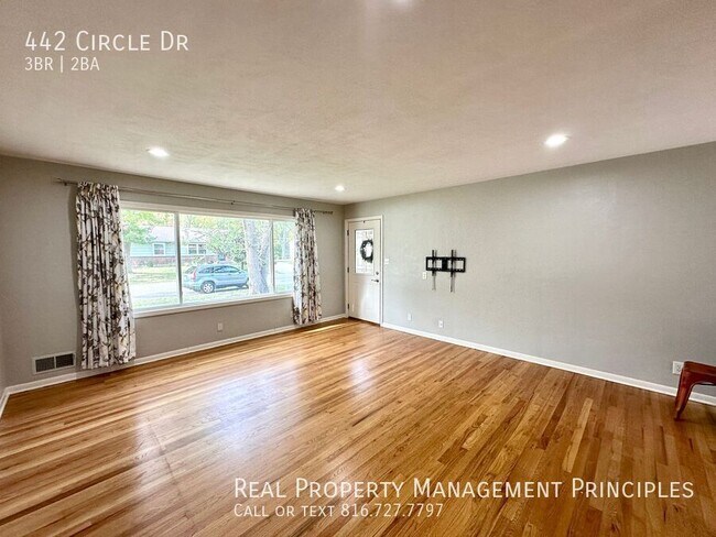 Building Photo - 442 Circle Dr