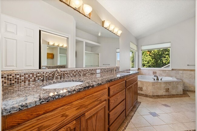 Building Photo - Beautifully Updated 4-Bedroom Home with 3-...