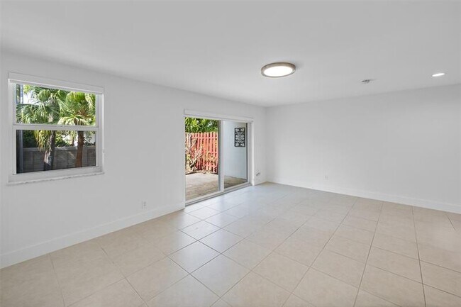 Building Photo - 2532 NE 9th St