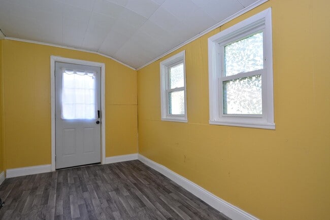Building Photo - Beautiful 3-Bed 1.5-Bath Home in Forest La...