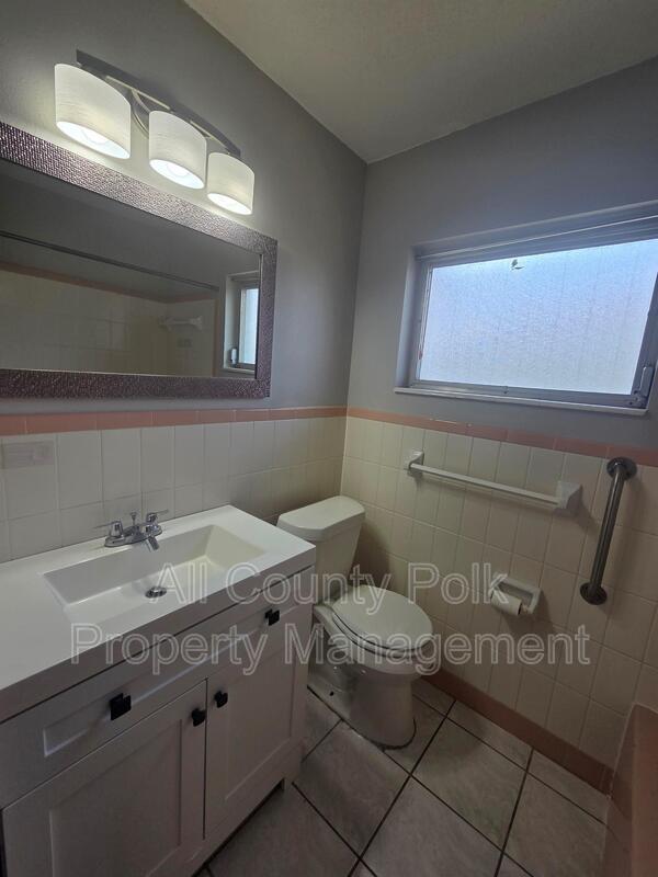 Building Photo - 602 SE 5th St