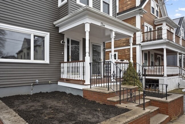 Building Photo - 10 Grant St