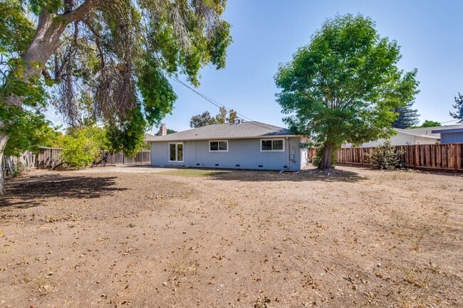 Building Photo - Beautiful Birdland Home on Quiet Cul-de-Sa...