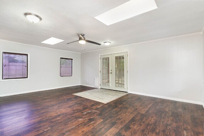 Building Photo - Great Entertaining Spaces!