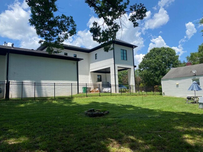 Building Photo - 418 Iverson Way