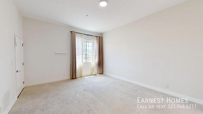 Building Photo - 4348 Mammoth Ave