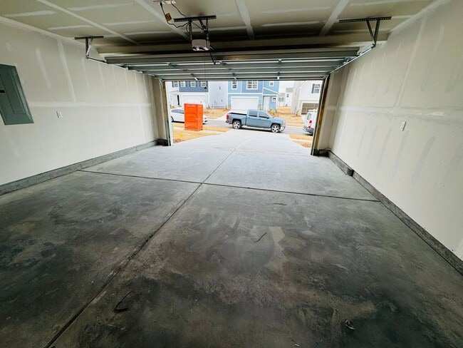 Building Photo - Move In Ready 5BR/2.5BA Home located near UNCC!