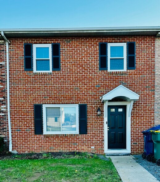 Front of house - 2016 Hale Ct