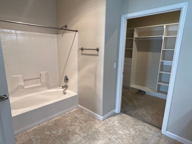 Building Photo - Great location with lots of amenities! 4 b...
