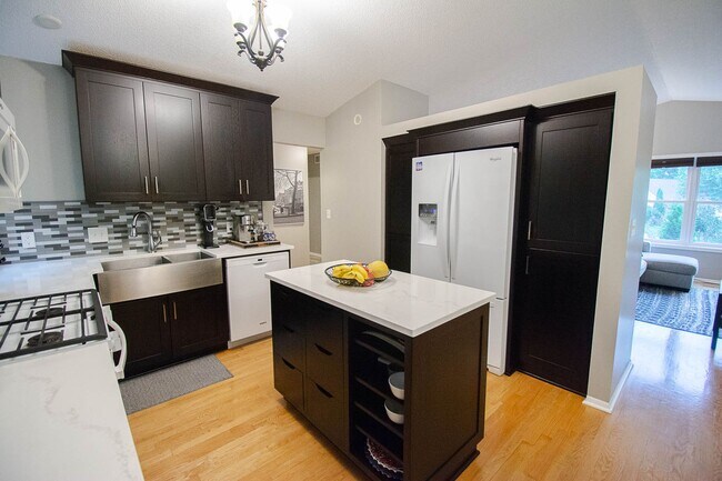 Building Photo - 724 20th Ave SW