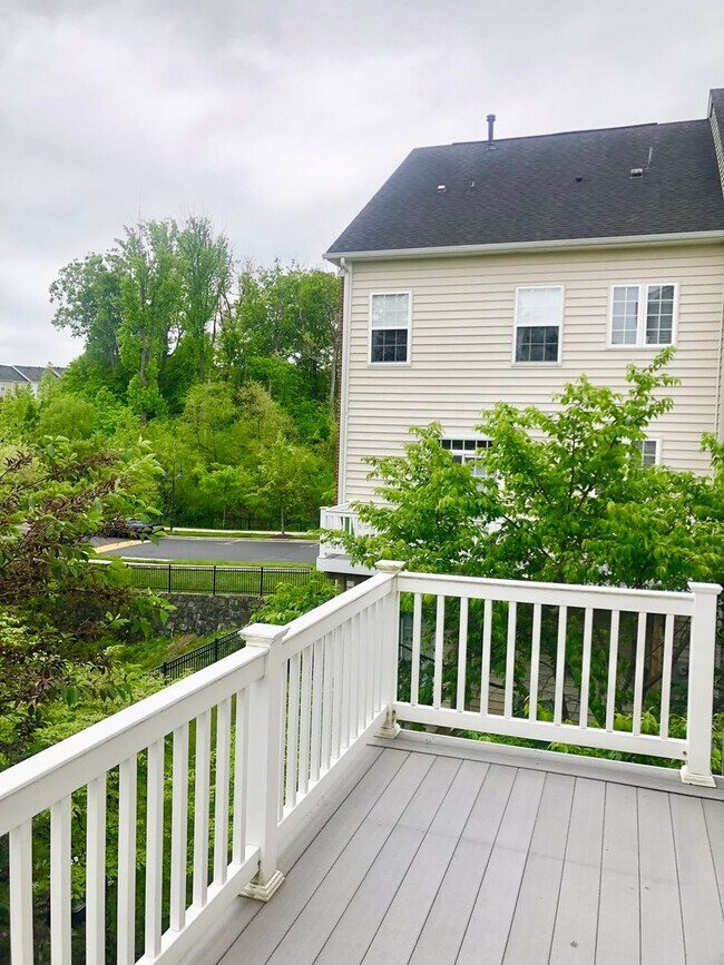 Building Photo - Gorgeous 3BR/2.5BA Townhome in Hyattsville