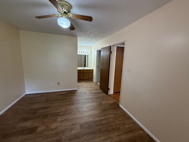 Building Photo - 2 Bedroom, 2 Bath Broadview Heights