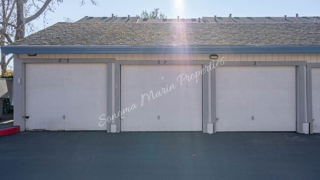 Building Photo - Lovely 3 Bedroom Townhouse ~ Water Included