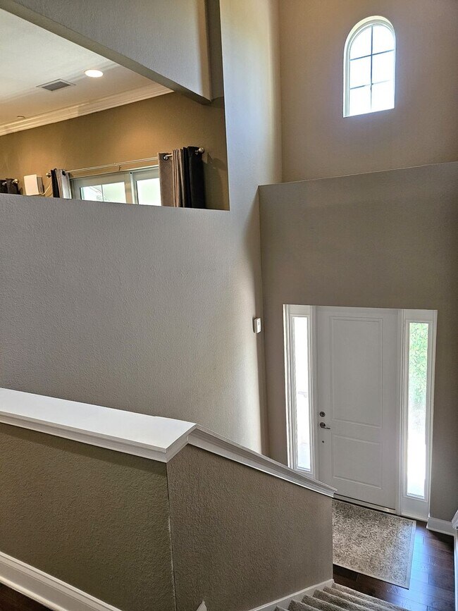 Building Photo - Seasonal Short-Term 2 Bedroom, 2.5 Bath Multi-Level Condo with Balcony and Patio located on Venic...