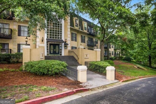 Building Photo - 1110 Pine Heights Dr NE