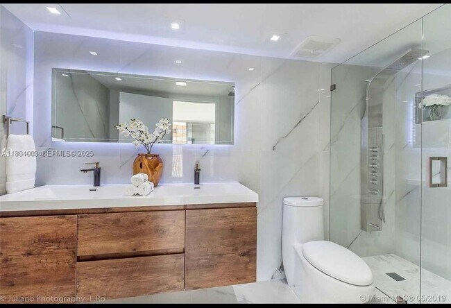 Building Photo - 7601 E Treasure Dr