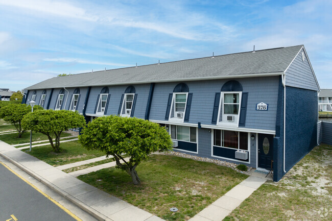 Building Photo - Universe at Mariners Cove