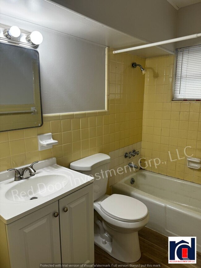 Building Photo - Renovated Spacious 2/2~w/All-in One Washer...