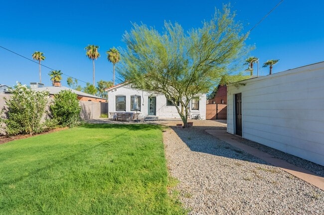 Building Photo - Rare 2 Bed 2 Bath Remolded Home in FQ Hist...