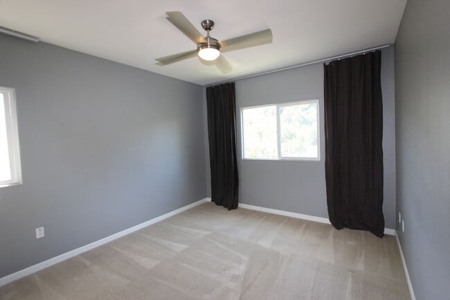 Building Photo - Light & Bright 2 bedroom 2 bathroom condo ...