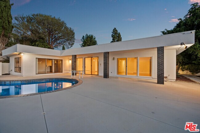 Building Photo - 3329 Dona Rosa Dr