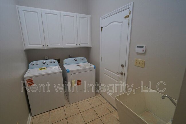 Building Photo - 1908 Wagon Wheel Cir E