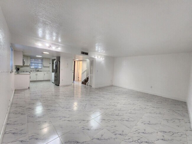 Building Photo - 5100 W 12th Ln