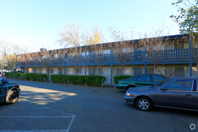 Building Photo - Colonial Apartments