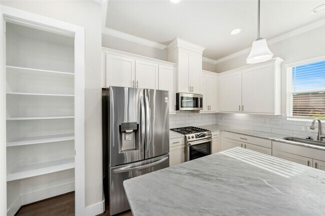 Building Photo - 420 W 28th St