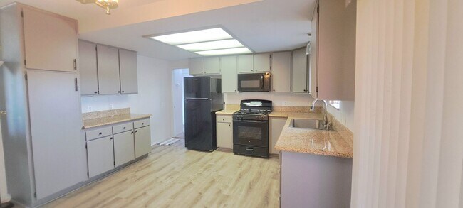 Building Photo - Larger 2 Bedroom home