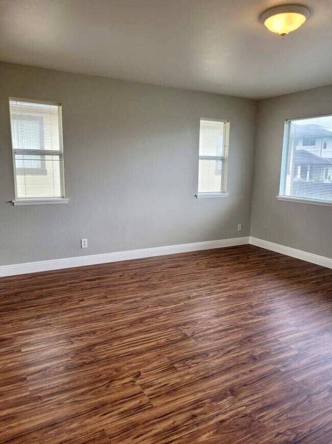 Building Photo - For Rent | 4 Bedroom, 3 Bathroom house with 2 Car Garage