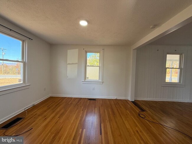 Building Photo - 820 Ridgeview Rd