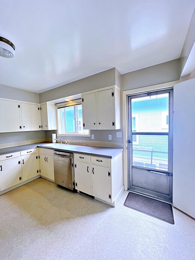 Building Photo - 3385 SE 10th Ave