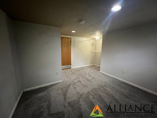 Building Photo - 729 Thurston St