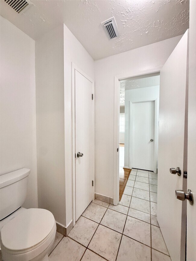 Building Photo - 10423 Kirkshire Dr