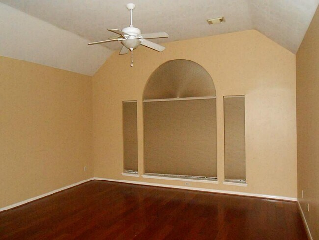 Building Photo - 6 Windfern Pl