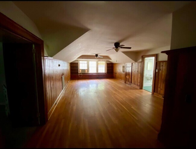 Building Photo - 407b Lewis St - Unit B