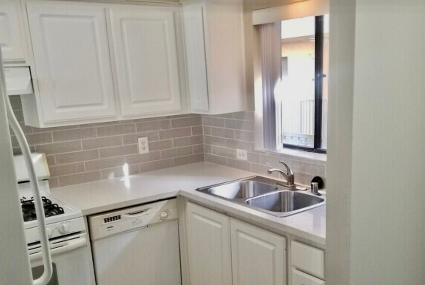 Building Photo - 3855 Vinton Ave