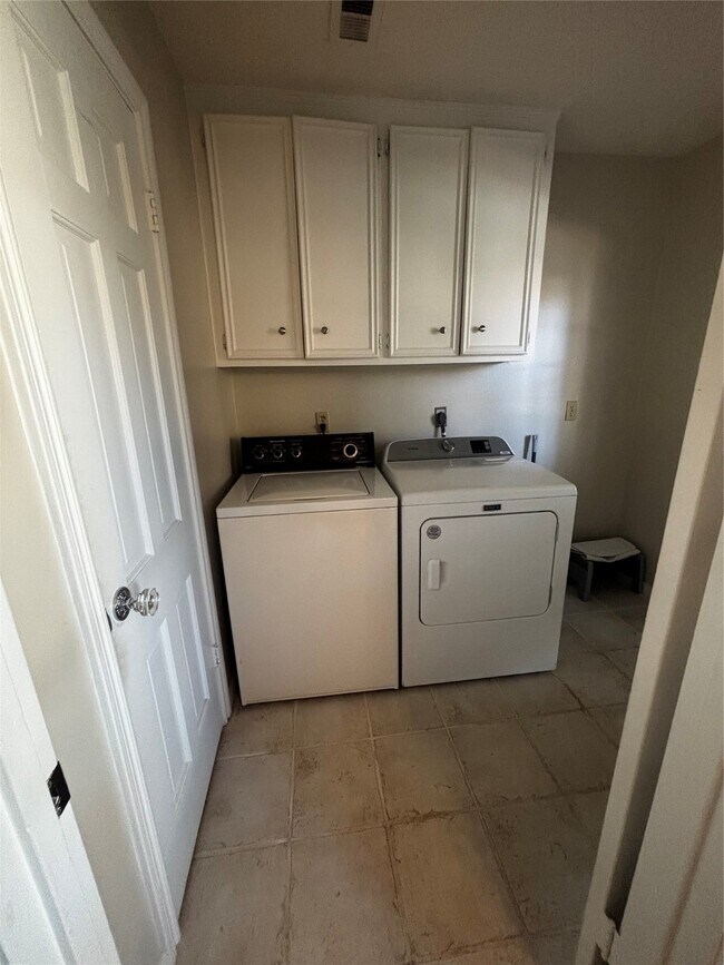 Building Photo - 11418 Chevy Chase Dr