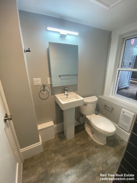 Building Photo - 190 Kelton St