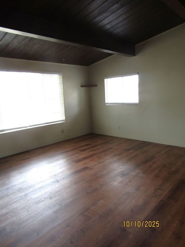 Building Photo - Charming 2 Bed 2 Bath Duplex in Rural Seba...