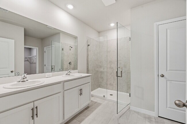 Building Photo - Spacious 4-Bedroom Gem with 2 Full Baths in Charming Punta Gorda Oasis!