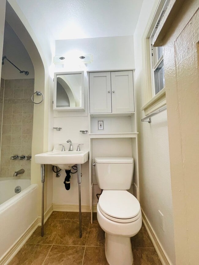 Building Photo - 482